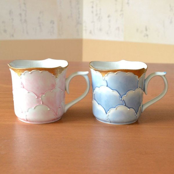 画像2: 結婚祝い プレゼント 有田焼 マグカップ ペアー 外濃牡丹 青 ピンク のし・メッセージカード付き (2)