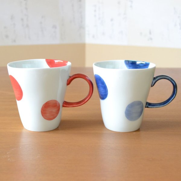 画像2: 結婚祝い プレゼント 有田焼 マグカップ ペアー 二彩丸紋 赤・青 のし・メッセージカード付き (2)
