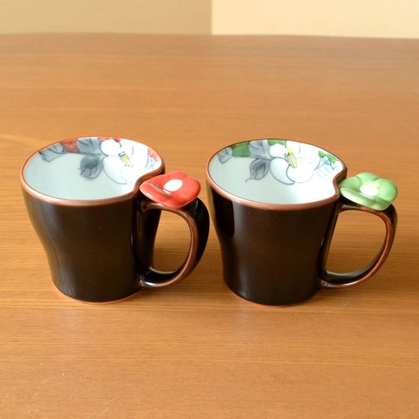 画像2: 結婚祝い プレゼント 有田焼 マグカップ ペアー 花絵蒔 赤・緑 のし・メッセージカード付き (2)