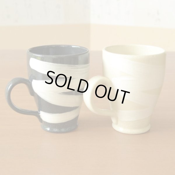 画像3: 結婚祝い プレゼント 有田焼 マグカップ ペアー なると 黒 白 のし・メッセージカード付き (3)